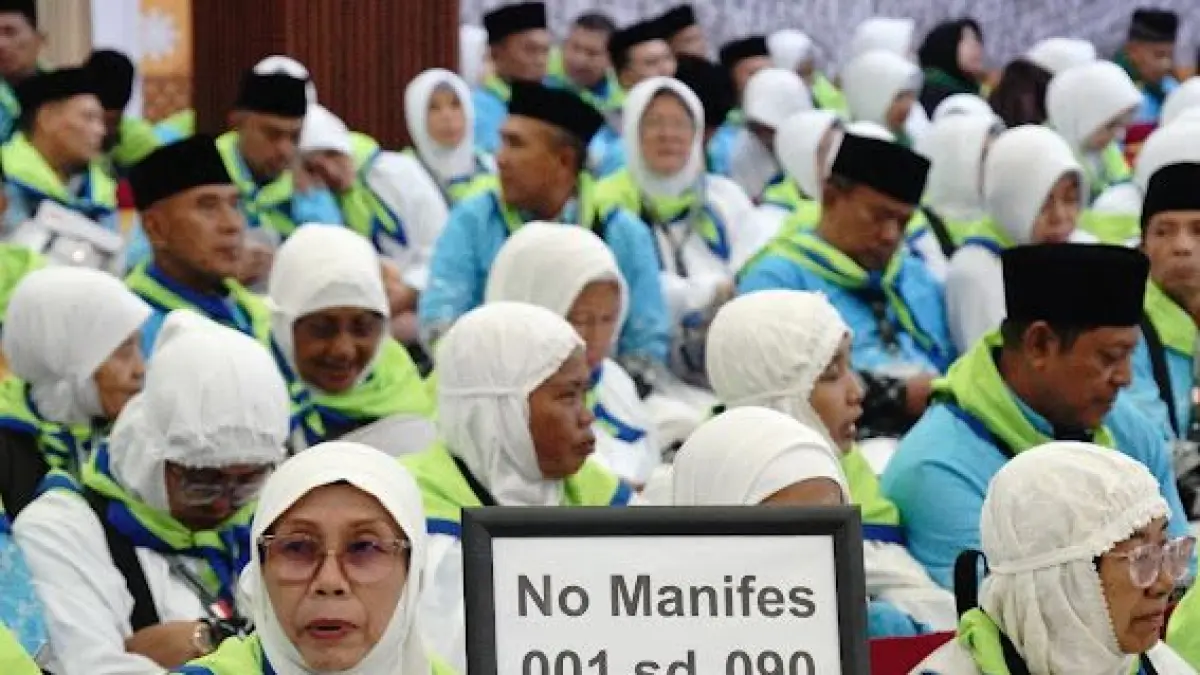 KLOTER 1: Jamaah calon haji embarkasi Medan masuk asrama haji untuk diberangkatkan ke tanah suci. (Dok: isrimewa)