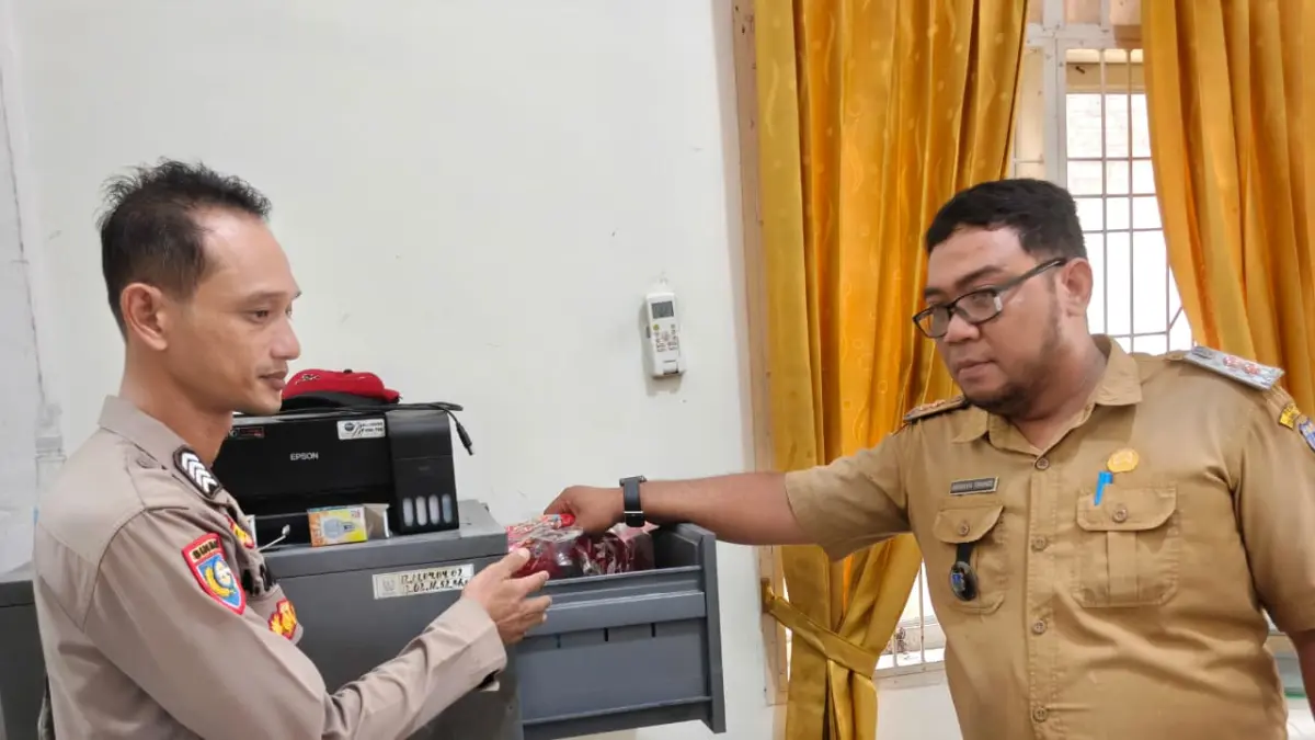 Lurah Tebingtinggi Lama (kanan) menunjukkan lokasi penyimpanan satu unit laptop yang dilaporkan hilang kepada petugas kepolisian saat olah TKP. (Azan Purba/Sumut Pos)