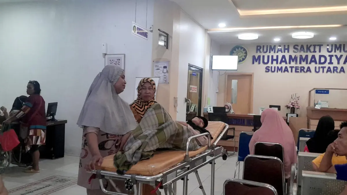 MALAPRAKTIK: Pasien dugaan malapraktik RS Muhammadiyah Medan saat terlantar di depan pintu masuk RS. (Dok: Dewi Syahruni Lubis/Sumut Pos)