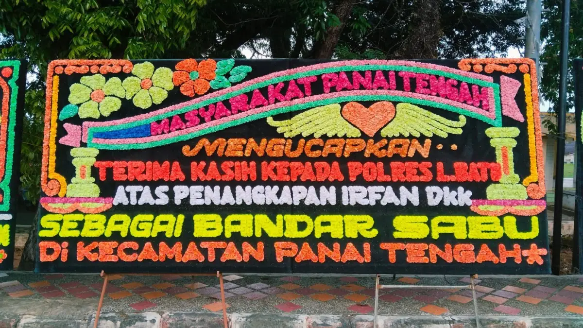 Masyarakat Kecamatan Panai Tengah mengirimkan papan bunga ke Mapolres Labuhanbatu sebagai ucapan terimakasih keberhasilan Polisi menangkap terduga BD narkotika (fajar)