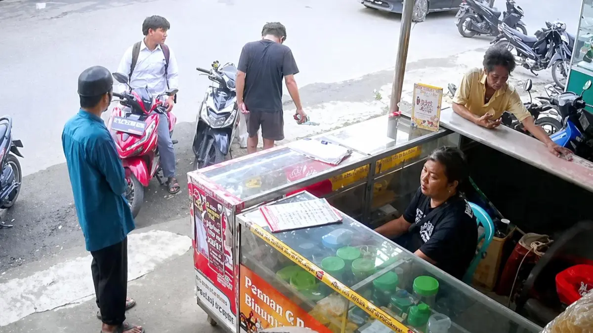 MOTOR: Korban saat mengendarai sepeda motor vario merahnya sesaat sebelum kejadian. (Dok: istimewa)
