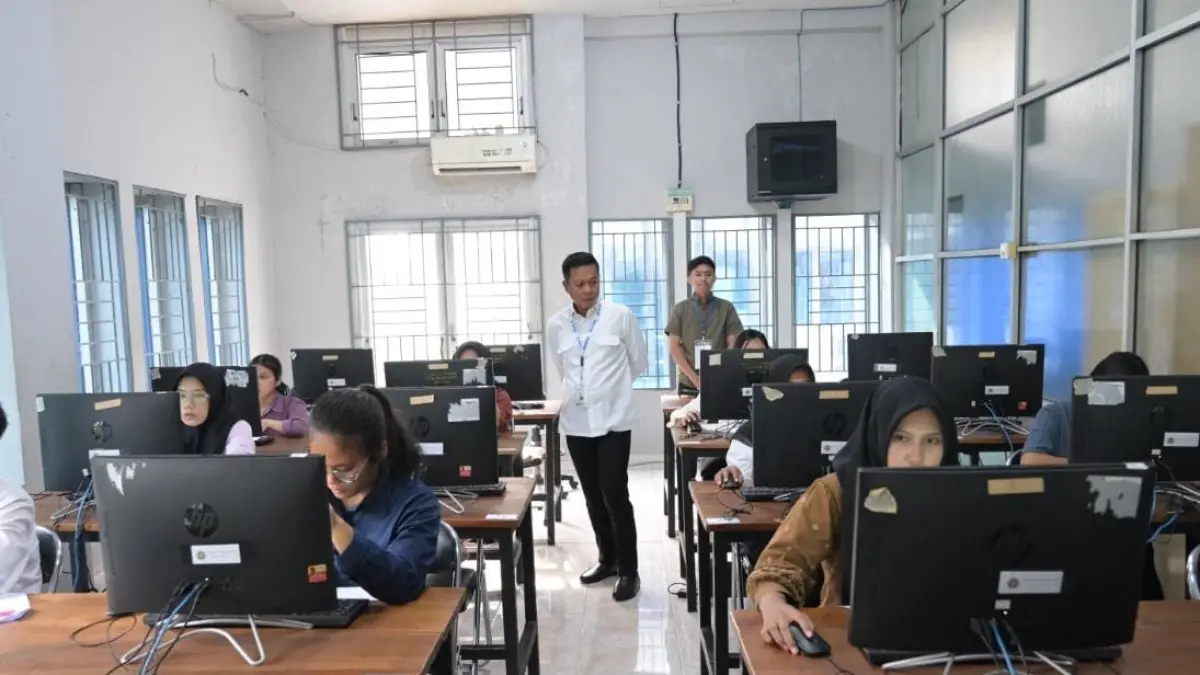 Rektor USU Prof. Dr. Muryanto Amin, S.Sos., M.Si., meninjau pelaksanaan hari pertama Ujian Tulis Berbasis Komputer Seleksi Nasional Berdasarkan Tes (UTBK-SNBT) 2026 di lingkungan kampus USU, Medan, Selasa (21/4/2026). Foto: Dok Humas USU