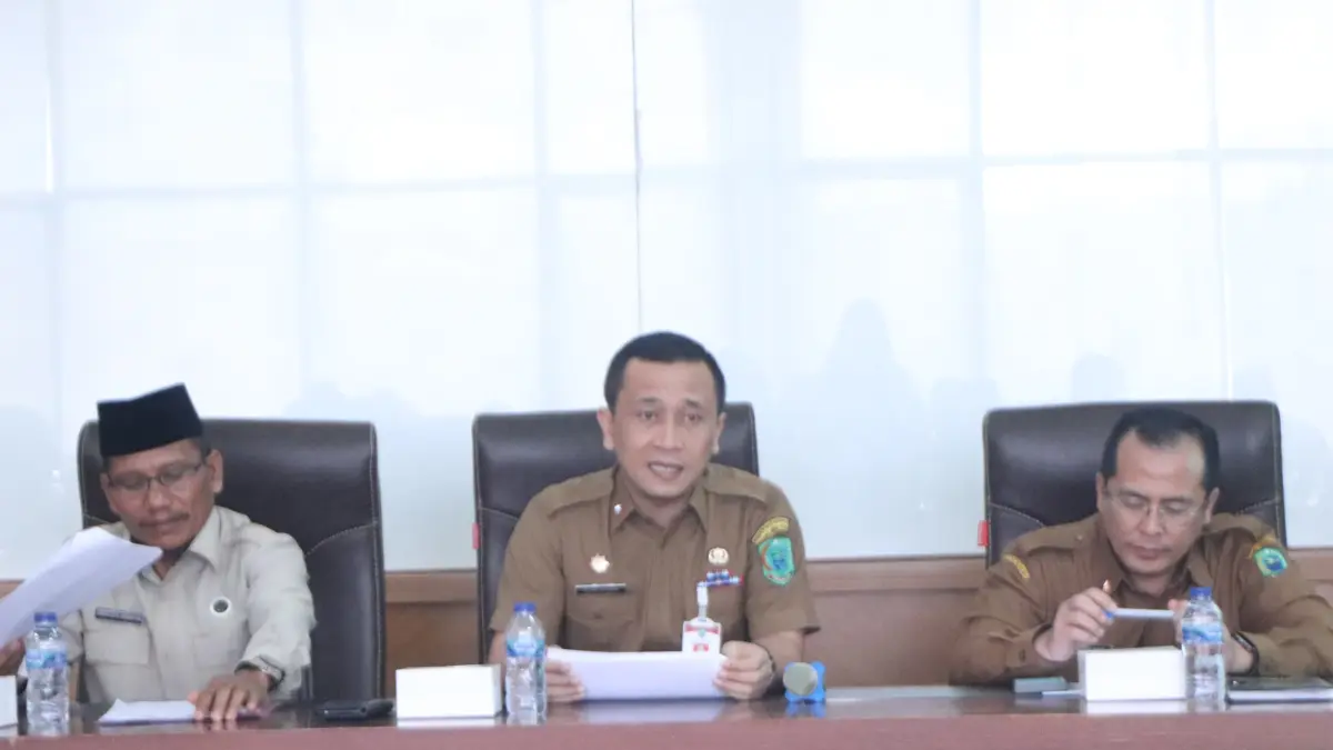 Sekda Paluta Rahmad Syukur P Hasibuan memimpin rapat dalam persiapan keberangkatan jemaah haji. (ISTIMEWA/SUMUT POS) 