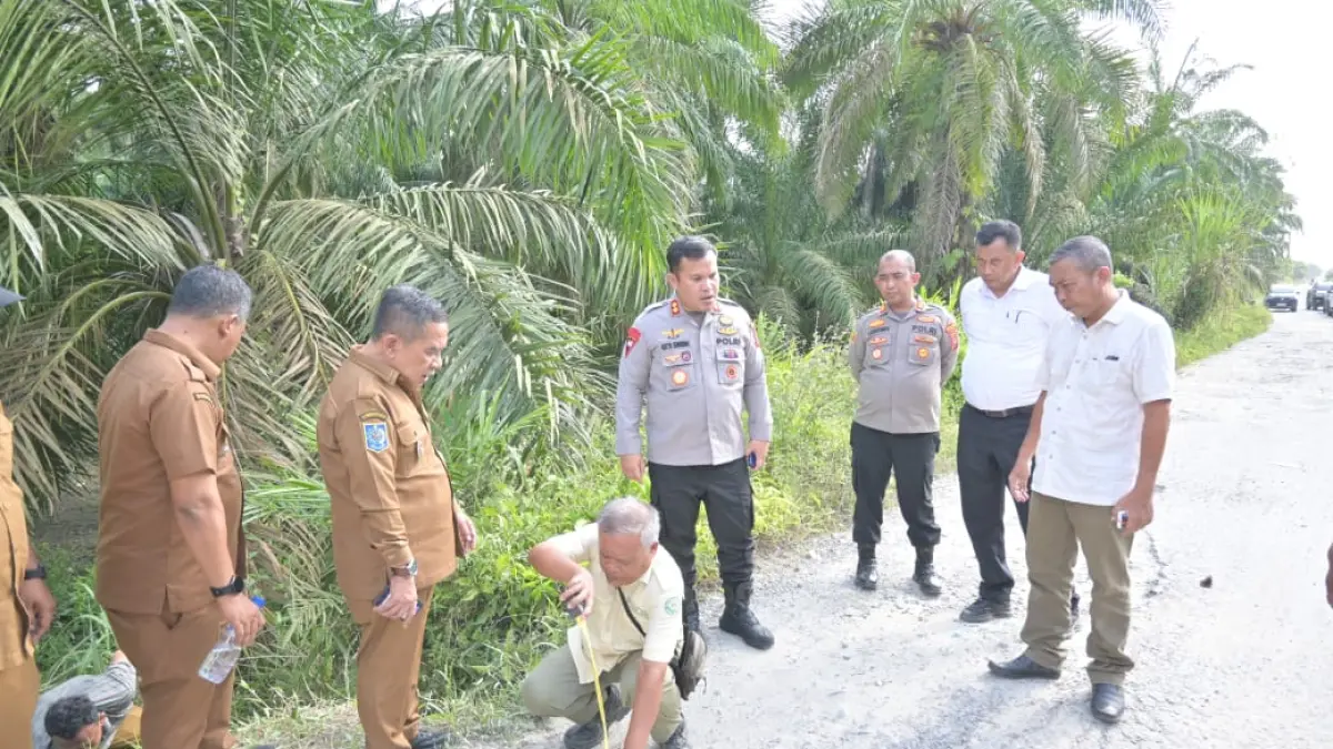 Wabup Syahdian Purba dan Kapolres Aditya SP Sembiring tinjau jembatan yang nyaris roboh di Torgamba. (KHAIRUDDIN/SUMUT POS)