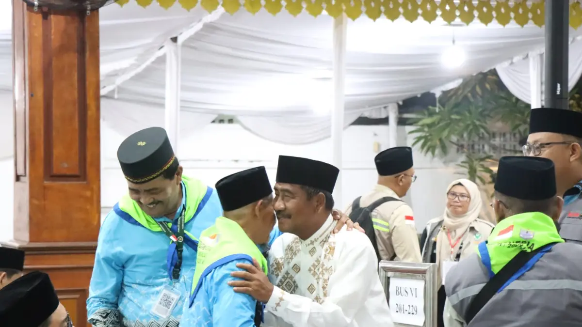 
Wali Kota Binjai, Amir Hamzah saat melepas keberangkatan calhaj dari Pendopo Umar Baki. (Diskominfo Binjai/Sumut Pos)