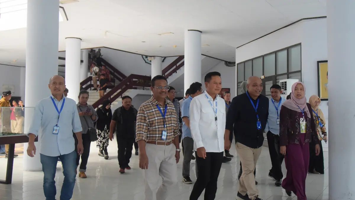 PANTAU UTBK: Wakil Ketua I Tim Penanggung Jawab Panitia SNPMB 2026 Prof Muryanto Amin yang juga Rektor USU bersama Rektor Unimed Prof Dr Baharuddin saat meninjau UTBK SNBT 2026 di lingkungan Kampus Unimed, Selasa (21/4). USU dan Unimed melakukan pengawasan ketat sejak hari pertama guna menjamin integritas seleksi dan mengantisipasi kecurangan sistematis. (ISTIMEWA/SUMUT POS)