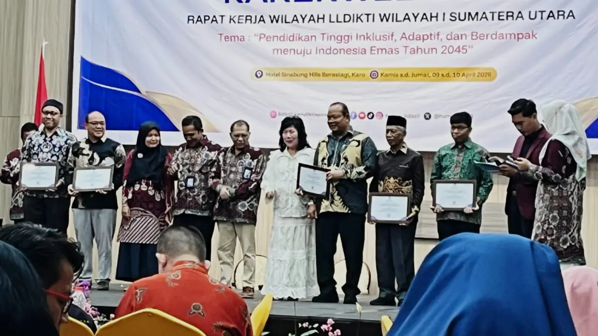 ANUGERAH: Prof. Dr. Ir. Kimberly Febrina Kodrat, M.S, M.Kes, M.T (6 kiri) dan Prof. Dr. Maidin Gultom, M.Hum dari Unika Santo Thomas menerima anugerah dari LLDikti Wilayah I. (Deddi Mulia Purba Sumut Pos)

