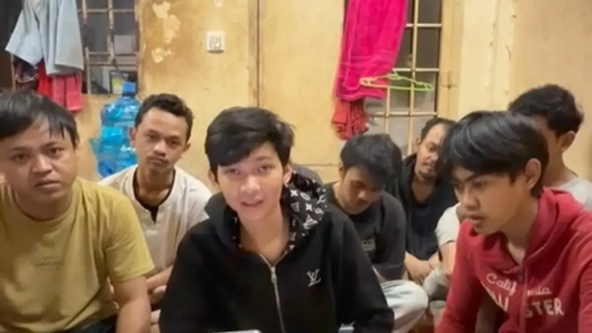 
Ardiansyah Putra (tengah) akhirnya pulang ke tanah air setelah dibantu secara intens oleh Ahmad Doli Kurnia. (Istimewa/Sumut Pos)