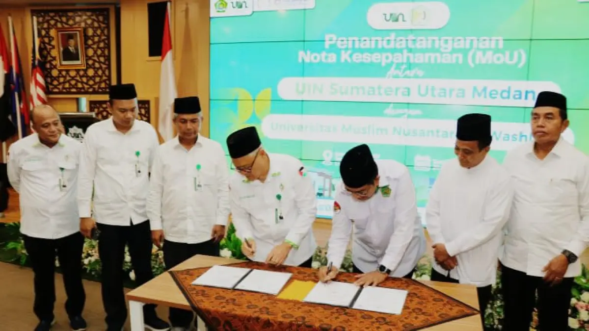 BERKOLABORASI: Prof. Dr. Muzakkir, M.Ag (3 kanan) dan Prof. Dr. Firmansyah, M.Si menandatangani kerja sama UIN Sumatera Utara dengan UMN Al-Washliyah. (Istimewa/Sumut Pos)