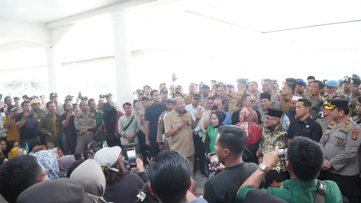 
Bupati Langkat, Syah Afandin saat menemui korban banjir yang menuntut pendataan ulang karena bantuan dari pemerintah pusat tidak merata. (Diskominfo Langkat/Sumut Pos)