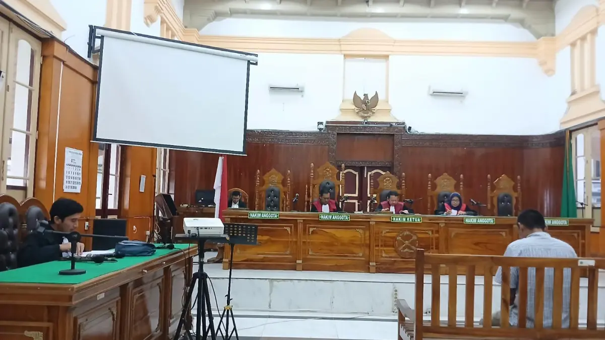 DAKWA: Mantan Kabag Tapem Madina, Hendra Parwana Batubara terdakwa korupsi menjalani sidang dakwaan di Pengadilan Tipikor Medan, Selasa (21/4/2026) sore. (Dok: istimewa)
