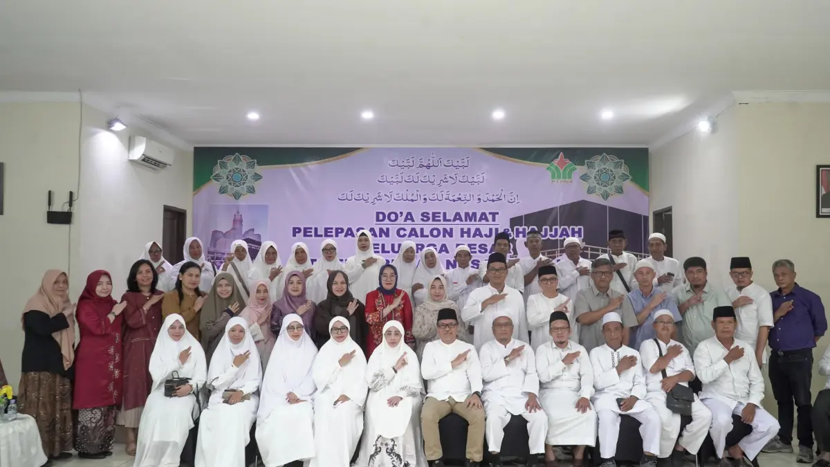 FOTO BERSAMA: Para calon jamaah haji dari PTPN IV Regional I Medan, foto bersama sebelum berangkat ke tanah suci. (ISTIMEWA/SUMUT POS)