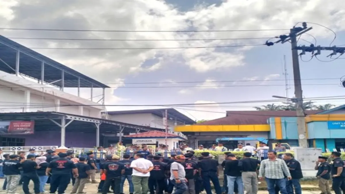 Grib Jaya Labusel saat melakukan aksi di  depan kantor PLN ULP3 Kota Pinang, Rabu (22/4/2026). (Khairuddin/Sumut Pos)