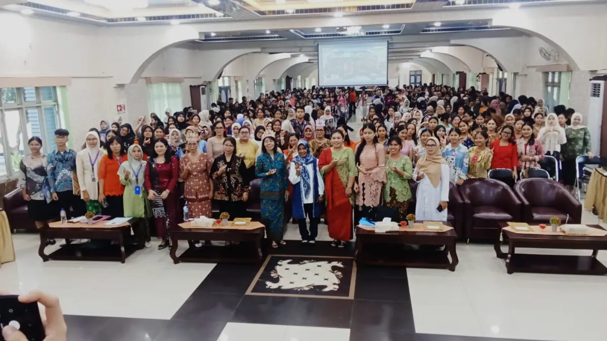 HARI KARTINI: STIKes Mitra Husada Medan memperingati Hari Kartini di aula perguruan tinggi, Selasa (21/4). (Deddi Mulia Purba/Sumut Pos)