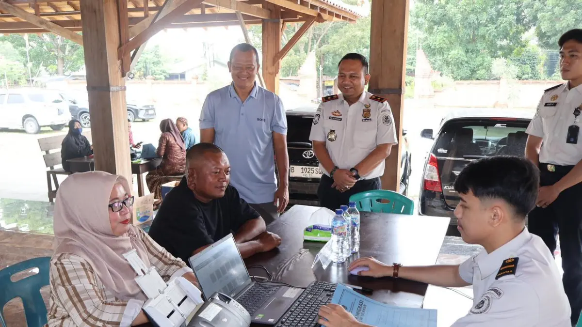 LAYANI: Karyawan Kantor Imigrasi Kelas II TPI Belawan melayani warga yang menguris paspor di lingkungan Paguyuban Keluarga Besar Pujakesuma pada Selasa (21/4/2026) (Dok : Kantor Imigrasi Kelas II TPI Belawan)
