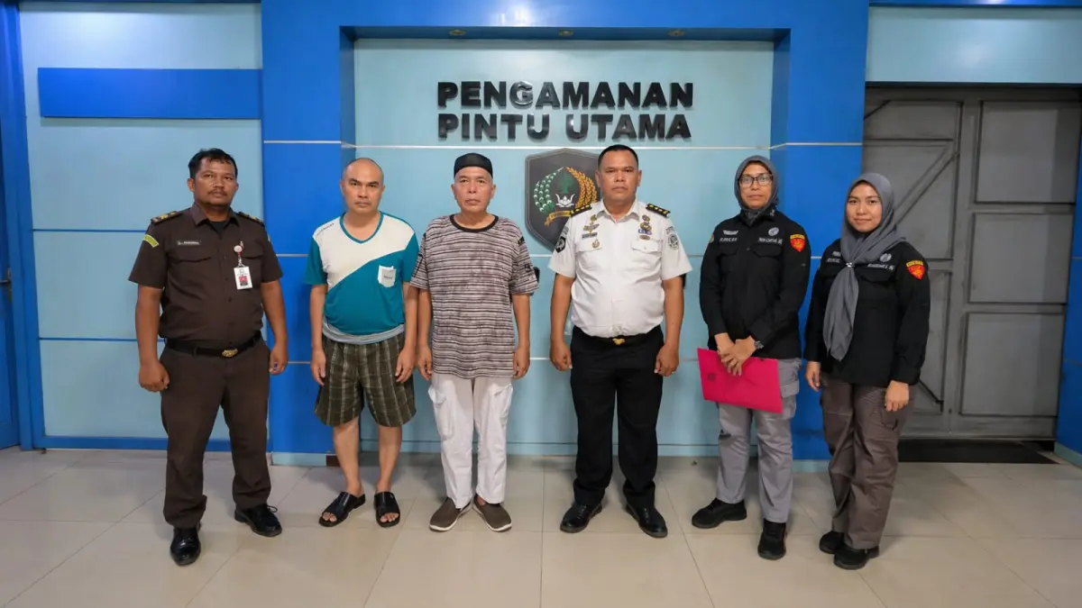 PAJAK: Dua terdakwa perkara perpajakan saat ditangguhkan penahanannya dari Rutan Medan. (Dok: istimewa)

