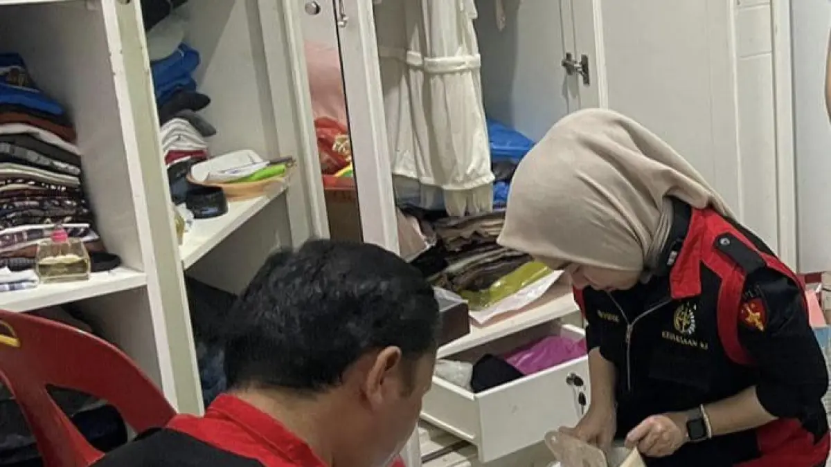 
Penyidik saat menggeledah rumah Agung Ramadhan dalam perkembangan kasus korupsi kontrak fiktif. (Istimewa/Sumut Pos)