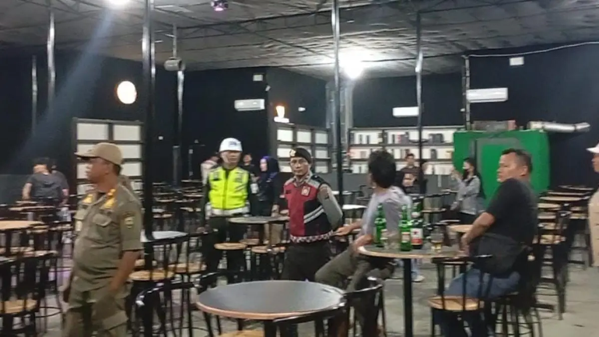 Petugas BNNK Sergai bersama tim gabungan saat melakukan razia di sejumlah tempat hiburan malam di wilayah Sergai, Selasa  (21/04). ( Dok BNNK SERGAI/SUMUT POS )