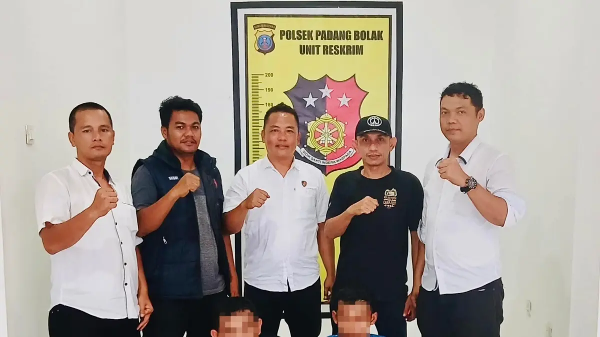 Polres Tapsel amankan dua pengedar sabu (jongkok) di salah satu doorsmeer Paluta. (MITRA HARAHAP/SUMUT POS)