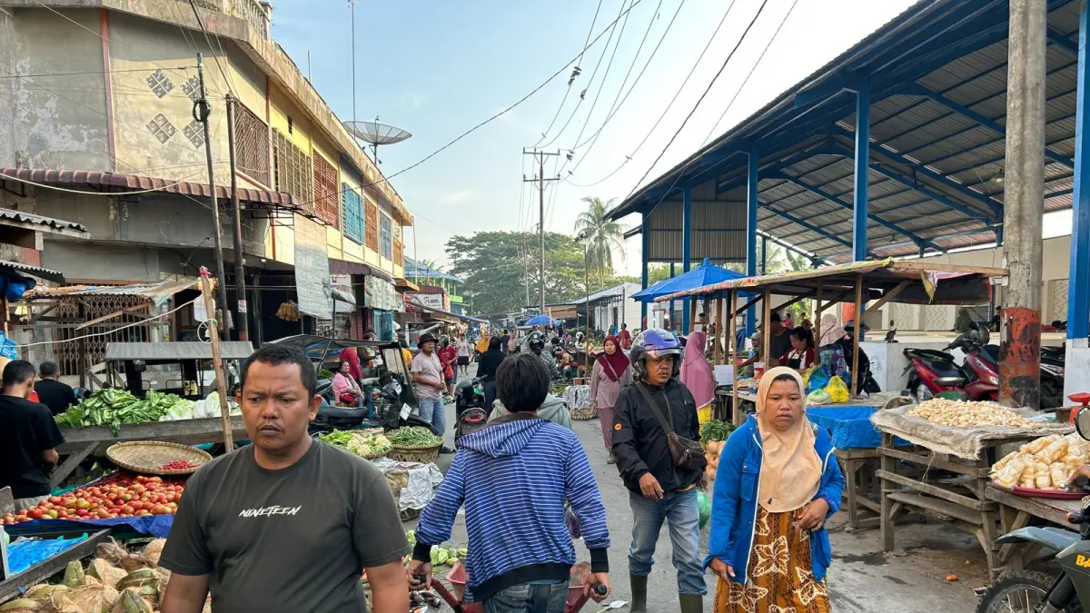 Suasana  keramaian pedagang Pasar Inpres Kota Tebingtinggi. (Azan Purba/ Sumut Pos).

&nbsp;