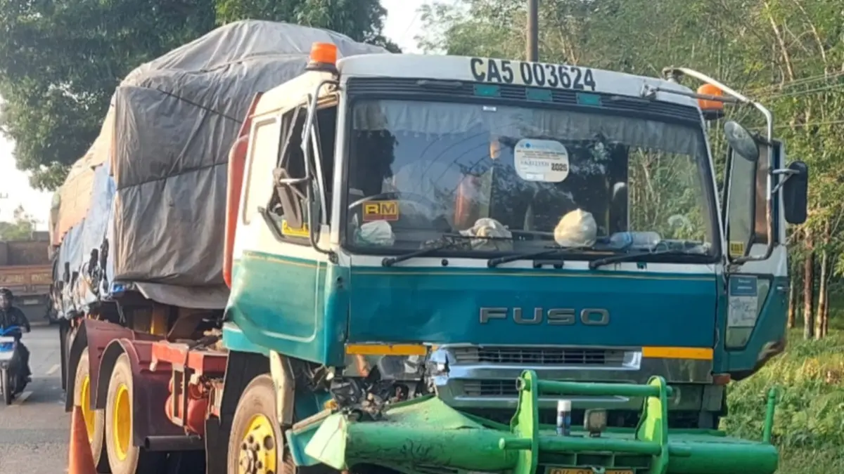 Truk fuso BK-8123-XH mengalami kerusakan pada bagian depan usai terlibat kecelakaan maut dengan sepeda motor di Jalinsum Sergai, Selasa (21/04 ). ( Fadly/ Sumut Pos )