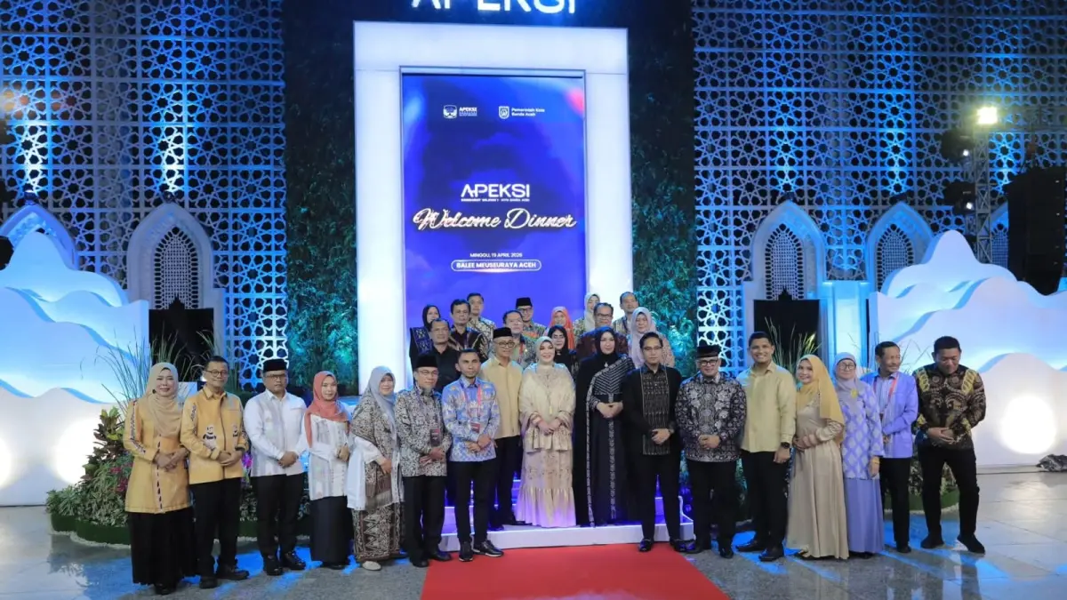Wali Kota Tebing Tinggi, Iman Irdian Saragih, bersama para kepala daerah dan peserta Raker Komwil I APEKSI berfoto bersama usai menghadiri acara Welcome Dinner di Banda Aceh, Minggu (19/4/2026),lIstimewa/ Sumut Pos)
