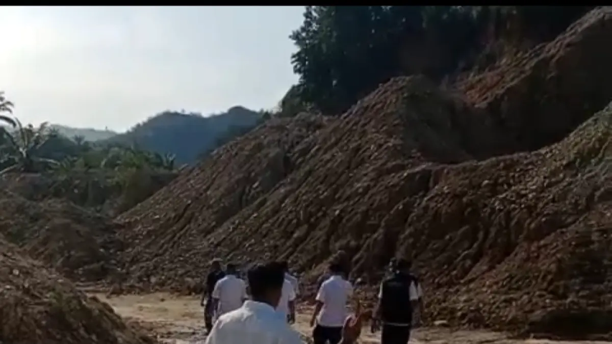 TAMBANG : Tim dari Cabang Dinas ESDM Wilayah IV bersama sejumlah instansi terkait turun langsung ke lokasi adanya dugaan aktivitas penambangan tanpa izin (PETI) di Desa Bandar Durian, Kecamatan Aek Natas, Kabupaten Labuhanbatu Utara, Rabu (22/4/2026). (Dok: Disperindag dan ESDM Sumut)