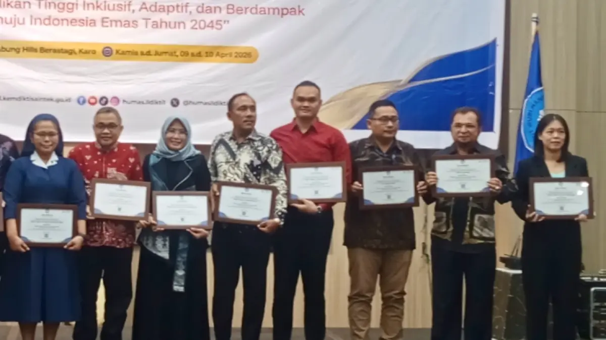 BRONZE WINNER: Dr. Ramen A. Purba, M.Kom (3 kanan) menerima bronze winner sekolah tinggi dengan pelaporan kerja sama terbaik. (Deddi Mulia Purba/Sumut Pos)