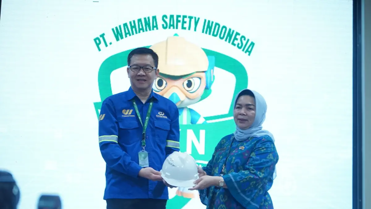 Direktur Sales & Marketing PT Wahana Safety Indonesia Fransiskus B. Hermanto dan Kepala Dinas Ketenagakerjaan Provinsi Sumatera Utara, Ir. Yuliani Siregar, M.AP.