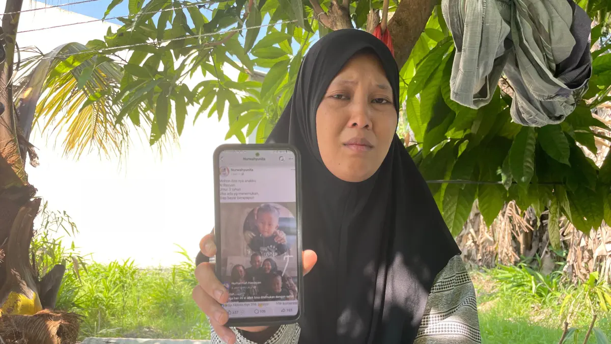Erni menunjukkan foto bocah 3 tahun tersebut sebelum dinyatakan hilang.(BATARA/SUMUT POS)