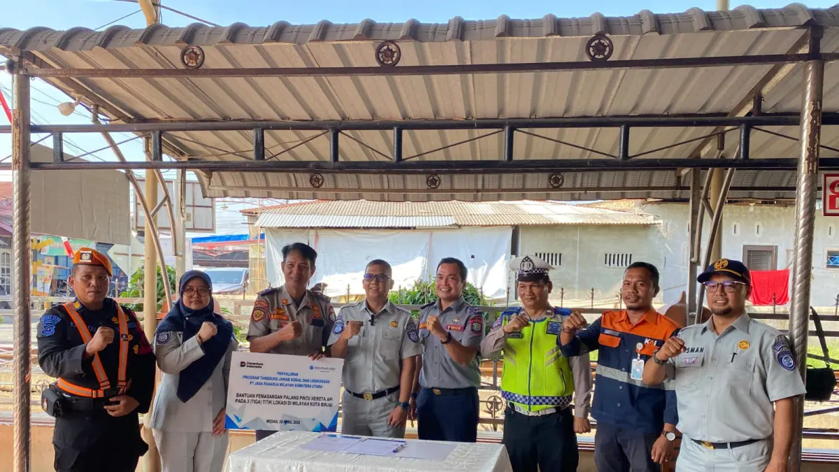 
Foto bersama perangkat Dishub Binjai dengan perwakilan dari Kanwil PT Jasa Raharja usai menyerahkan bantuan palang pintu perlintasan K. (Diskominfo Binjai/Sumut Pos)