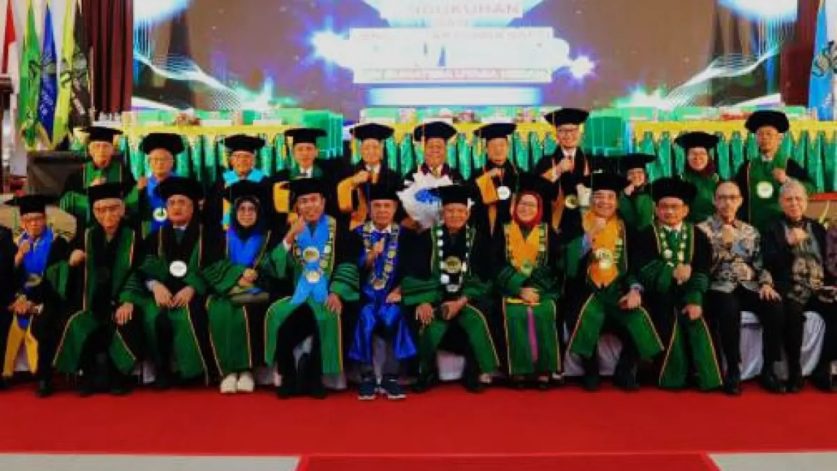 GURU BESAR: Prof. Dr. Nurhayati, M.Ag bersama para guru besar dan senat UIN Sumatera Utara. (Istimewa/Sumut Pos)