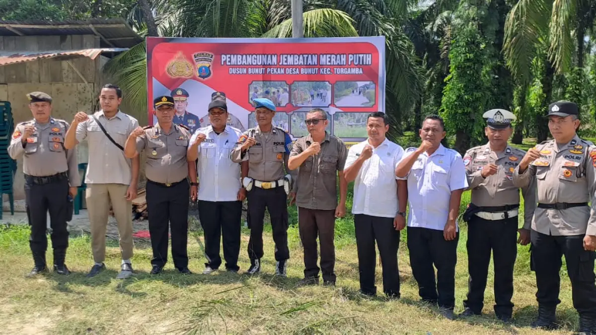 Kapolsek Torgamba AKP Sunipan Gurusinga SH bersama pihak terkait diabadikan pada acara peletakan batu pertama pembangunan jembatan Merah Putih Presisi di Torgamba. (Khairuddin/Sumut Pos)