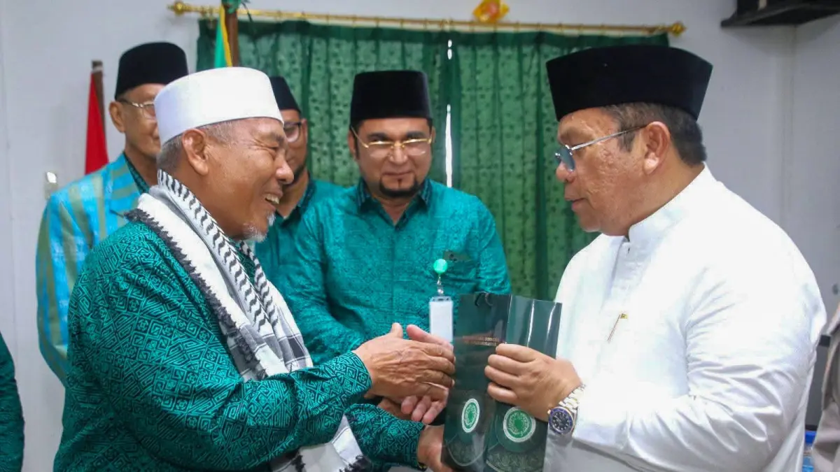 Ketua Majelis Ulama Indonesia (MUI) Pematangsiantar Drs HM Ali Lubis bersalaman dengan Walikota Pematangsiantar Wesly. (Istimewa/Sumut Pos) 