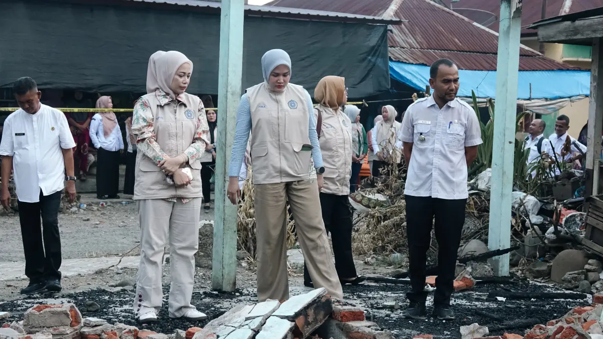 Ketua TP PKK Paluta Refina Reski Basyah Harahap menyambangi para korban kebakaran di pasar Gunung Tua. (MITRA HARAHAP/SUMUT POS)