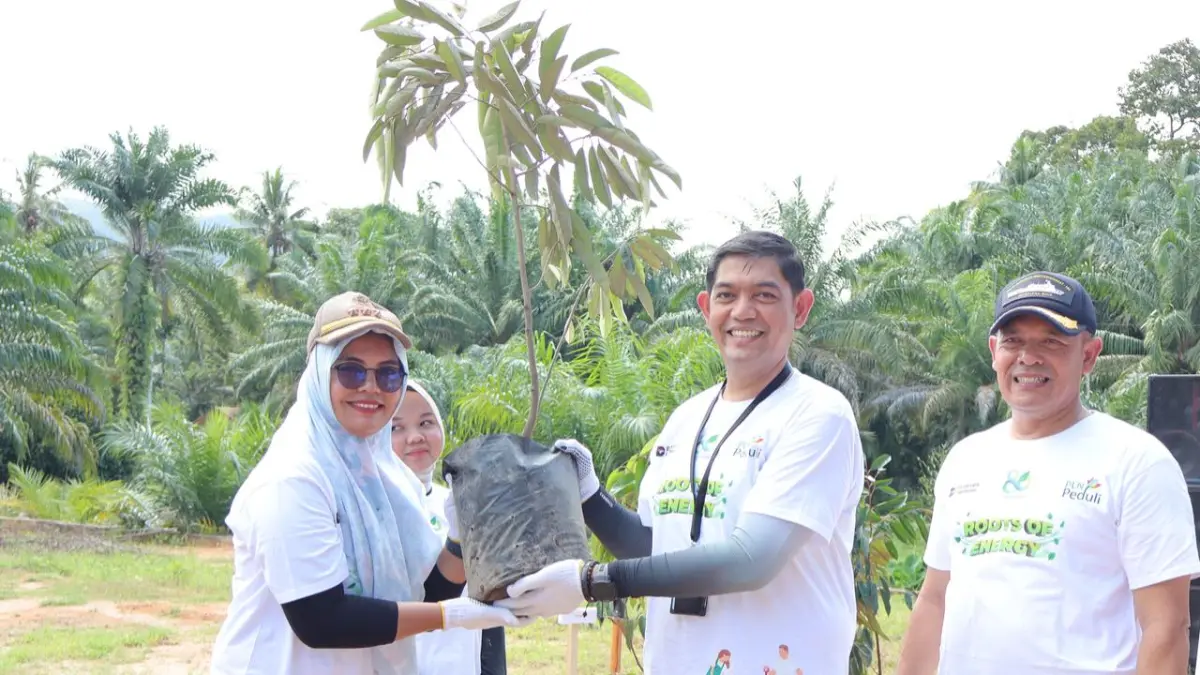 Manager UP3 Sibolga (tengah) menyerahkan bibit pohon kepada Camat Sorkam Barat, Ibu Khairun  Nisa Marbun S.STP (kiri) didampingi Wakil Bupati Kab. Tapanuli Tengah, Bapak H. Mahmud Efendi Lubis. (Istimewa/Sumut Pos)