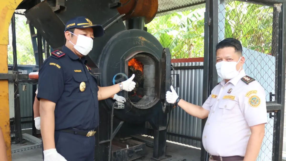 MUSNAH: Badan Karantina Sumatera Utara memusnahkan 1.984 lembar kulit biawak yang tidak dilengkapi dokumen kesehatan dan tidak dilaporkan kepada Pejabat Karantina, Rabu (22/04).(Dok: Badan Karantina Indonesia).
