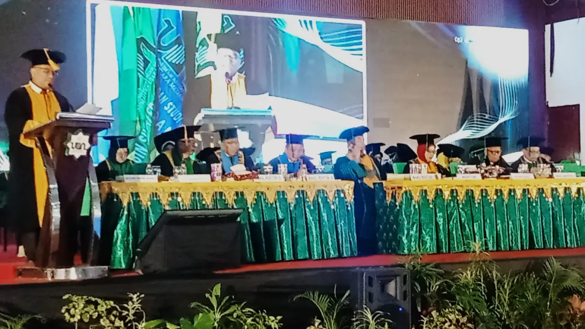 ORASI ILMIAH: Prof. Dr. Anang Anas Azhar, M.A menyampaikan orasi ilmiah pengukuhan guru besar UIN Sumatera Utara. (Deddi Mulia Purba/Sumut Pos)