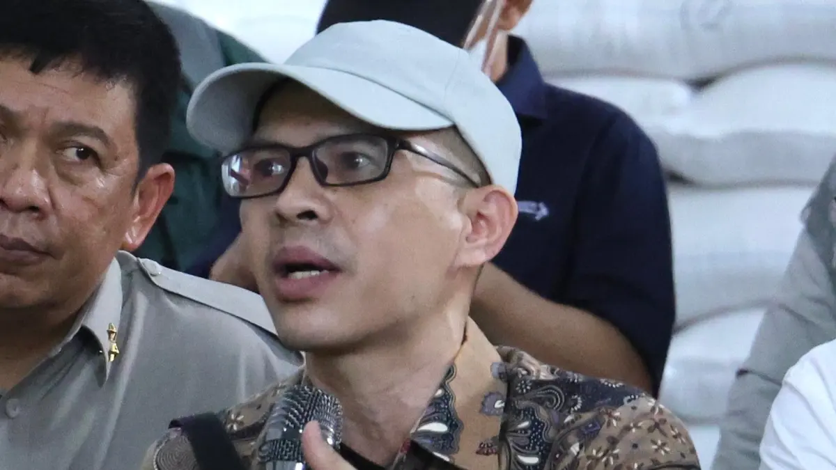 Pengamat politik dari Universitas Al-Azhar Indonesia, Ujang Komarudin, saat meninjau langsung gudang beras Bulog di Karawang pada Kamis (23/4/26). (ist)