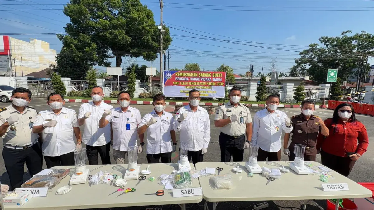 
Penunjukkan barang bukti sebelum dimusnahkan Kejari Binjai beserta forkopimda. (Istimewa/Sumut Pos)