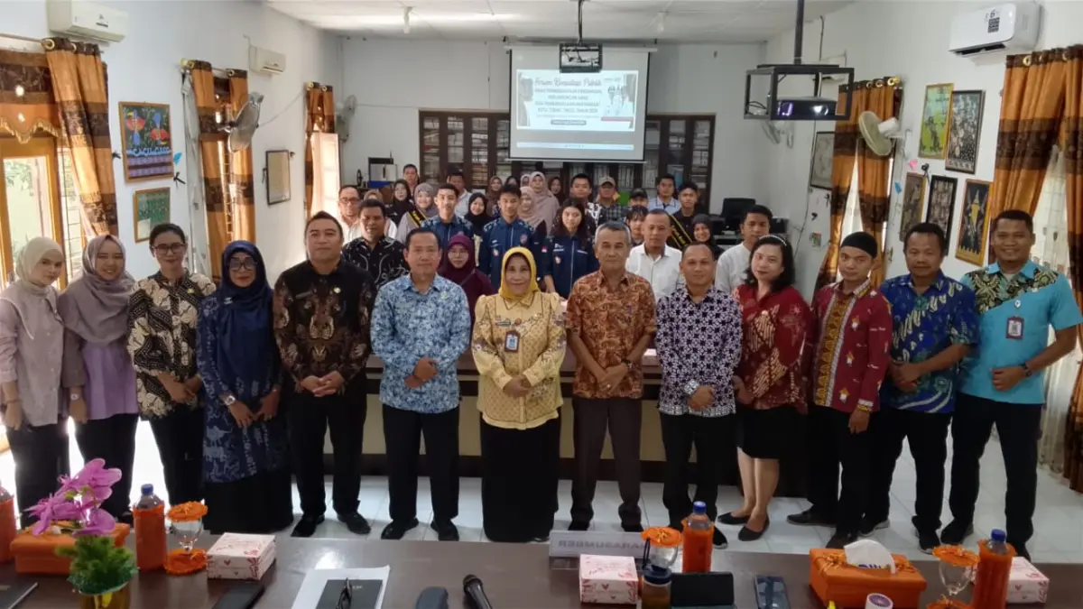 Peserta Forum Konsultasi Publik Tahun 2026 berfoto bersama usai kegiatan yang membahas mekanisme pelayanan UPTD PPA Kota Tebing Tinggi di Aula Dinas P3APM, Kamis (23/04/2026). (Azan Purba / Sumut Pos)
