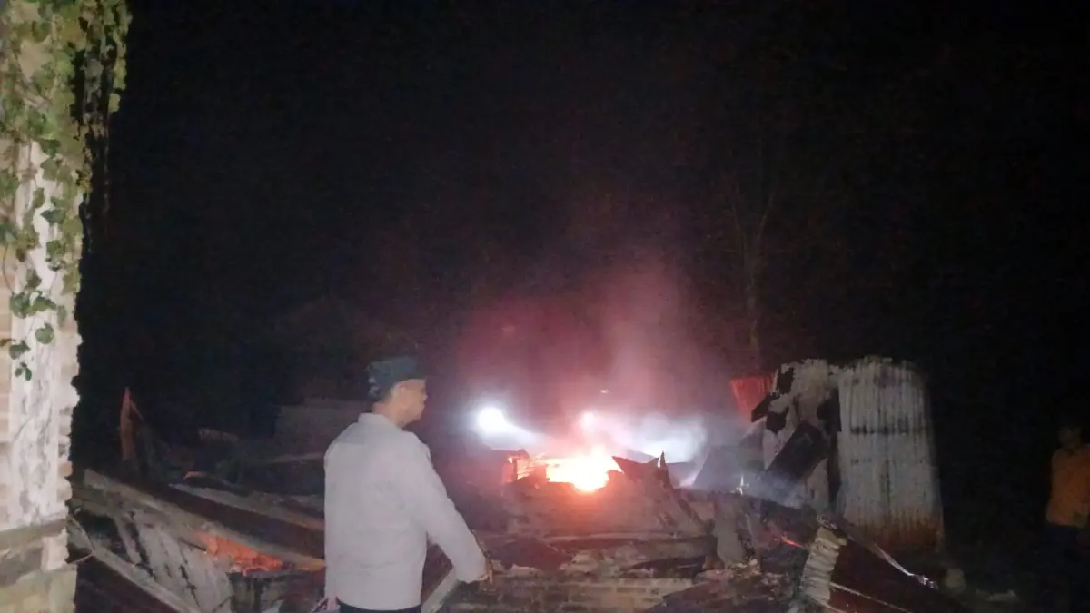Petugas kepolisian melakukan pengecekan di lokasi kebakaran sebuah kafe di Desa Paya Bagas, Kecamatan Tebing Tinggi, Serdang Bedagai, Kamis (23/4/2026). (Azan  Purba/ Sumut Pos)