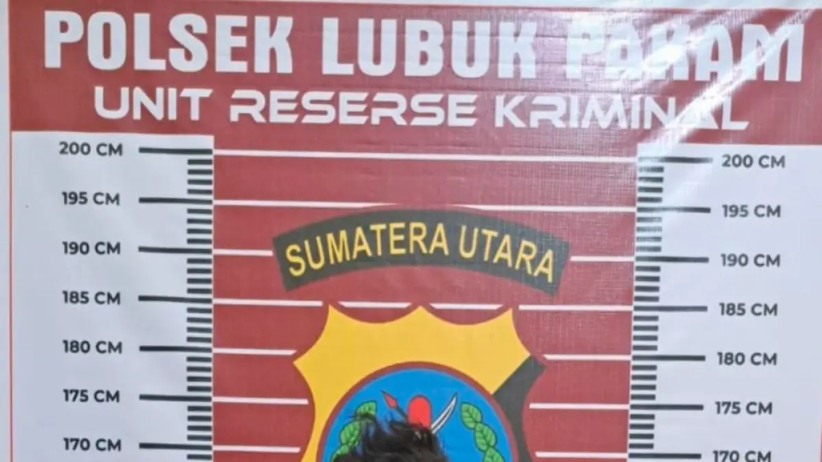salah satu terduga pembongkara rumah saat diamankan di Polsek Lubukpakam.(Istimewa/Sumut Pos)