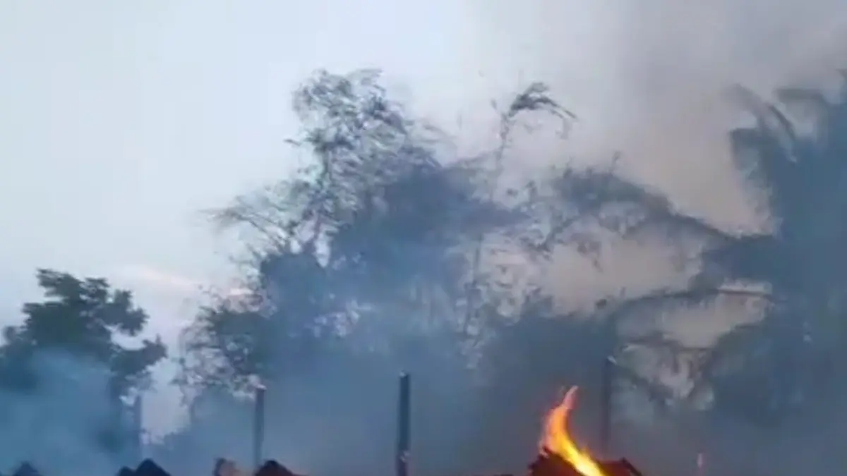 Sebanyak 9 rumah  karyawan   PT  ADEI  di Jalan Imam Bonjol,  Kelurahan Satria , Kota Tebingtinggi, ludes terbakar, Kamis (22/04/2026). (Azan Purba / Sumut Pos)