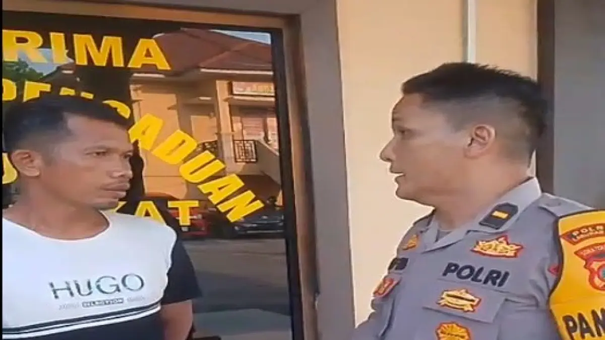 Seorang warga asal Riau mendapatkan pelayanan dari personel Mapolres Labuhanbatu (Fajar/Sumut Pos)