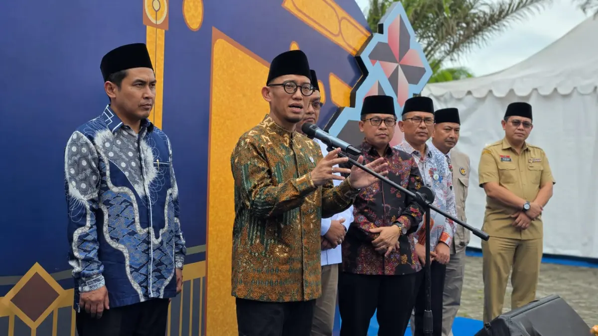 TINJAU: Wamenhaj RI, Dahnil Anzar Simanjuntak meninjau Asrama Haji Medan. (Dok: istimewa)

