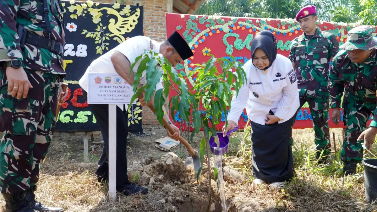 
Wabup Langkat, Tiorita br Surbakti saat melakukan penanaman pohon pada kesempatan membuka TMMD di Gebang. (Diskominfo Langkat/Sumut Pos)