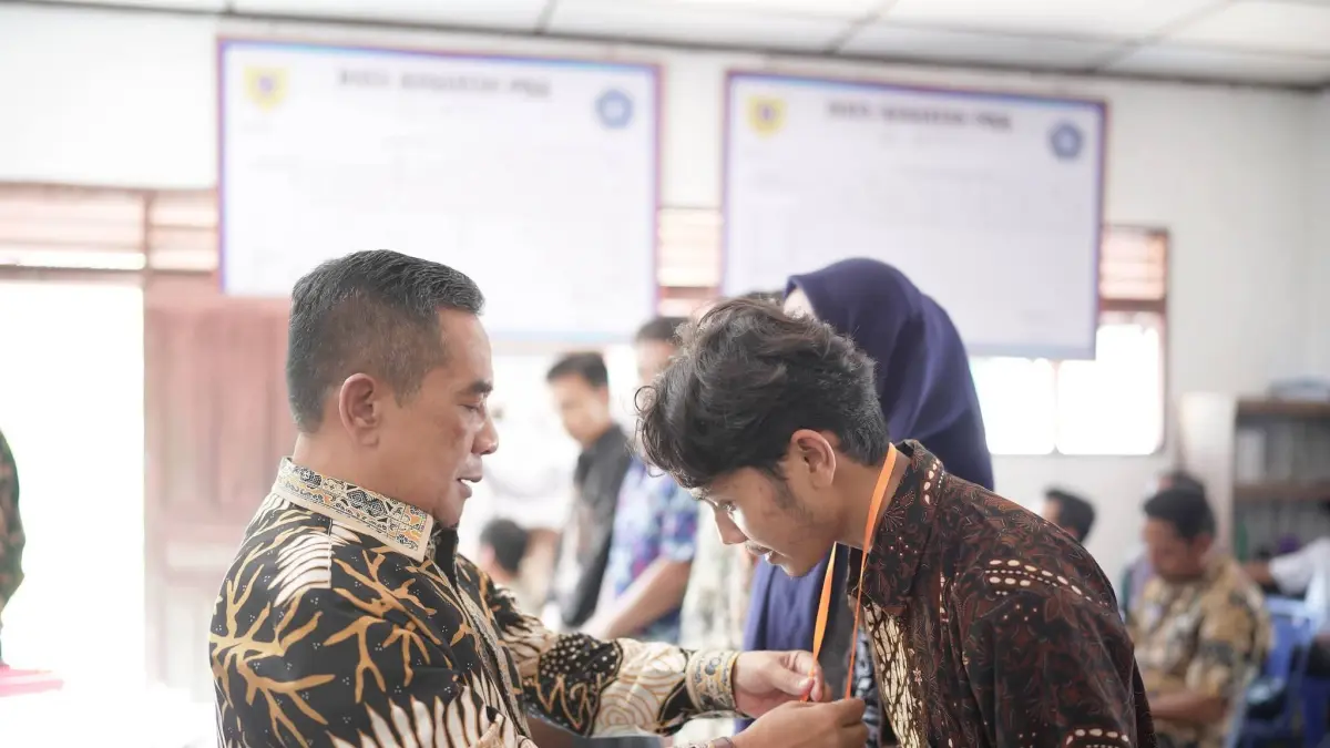 Wakil bupati Syahdian Purba Siboro SH saat acara memberikan penghargaan Desa Cantik. (Khairuddin/Sumut Pos)