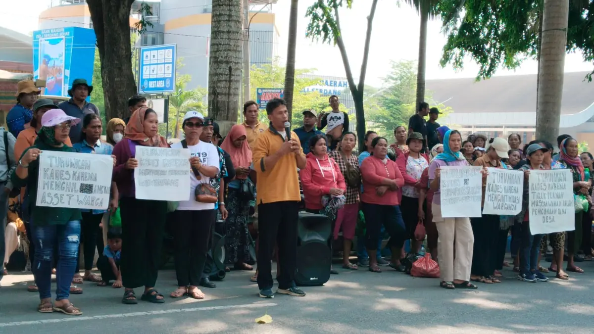Warga Desa Panungkiren Geruduk Kantor Bupati Deli Serdang guna menuntut kades mereka dicopot dari jabatannya. (BATARA/SUMUT POS)