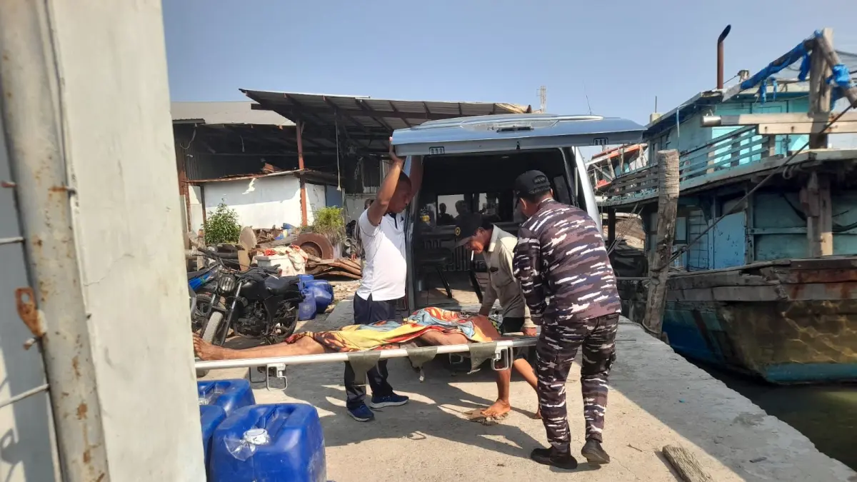 ABK: Personel Pos TNI AL (Posal) Medan Labuhan menangani kecelakaan kerja yang menimpa seorang anak buah kapal (ABK) KM Cendrawasih I di perairan Belawan, Jumat (24/4/2026) pagi. (Dok: istimewa)